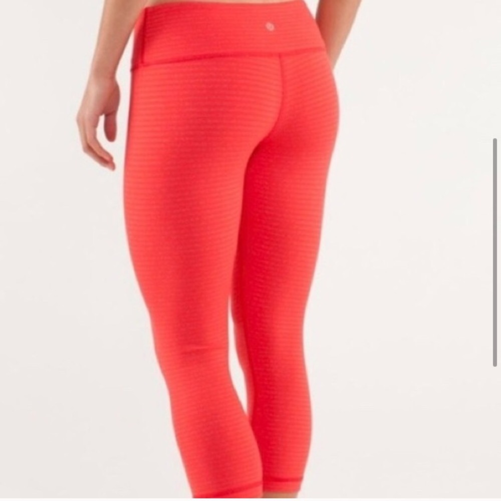 LULULEMON cropped stripped leggings.